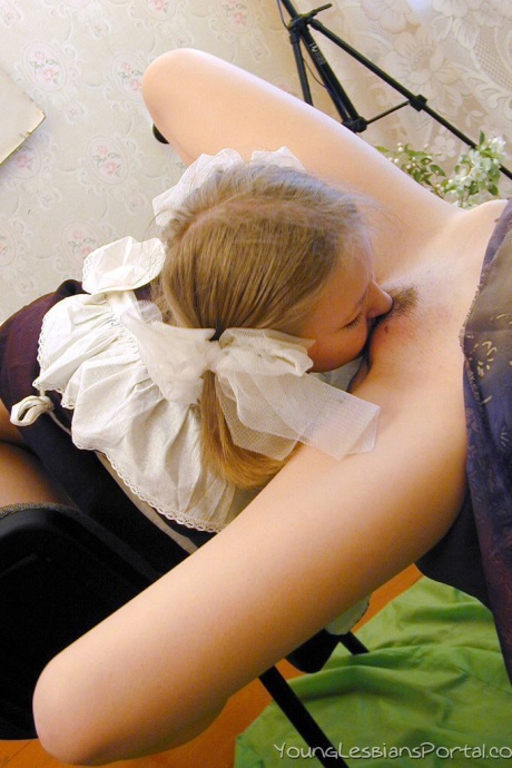 Молодые русские девушки лижут и ласкают киски во время лесбийского секса 7
