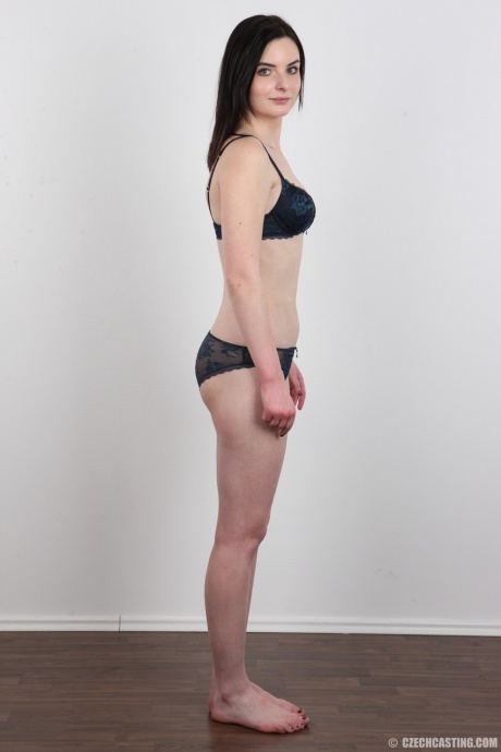 Брюнетка-любительница оживляет свою скучную жизнь, позируя в костюме для дня рождения 8