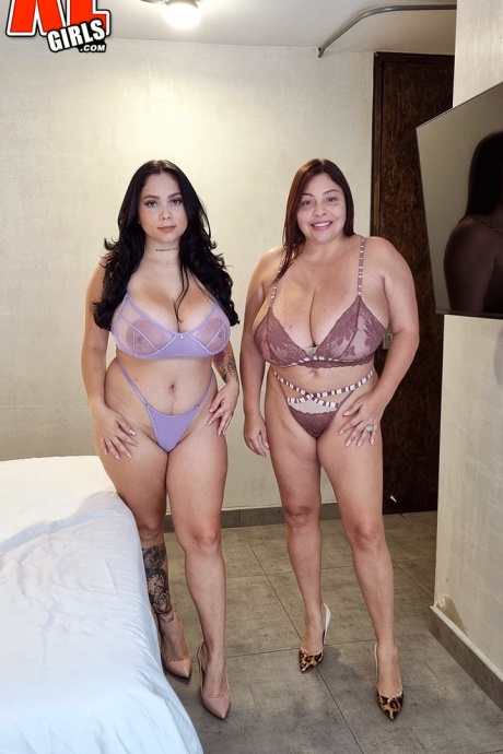 Большие латиноамериканские лесбиянки София Деймон и Ким Велес играют друг с другом большими сиськами 1