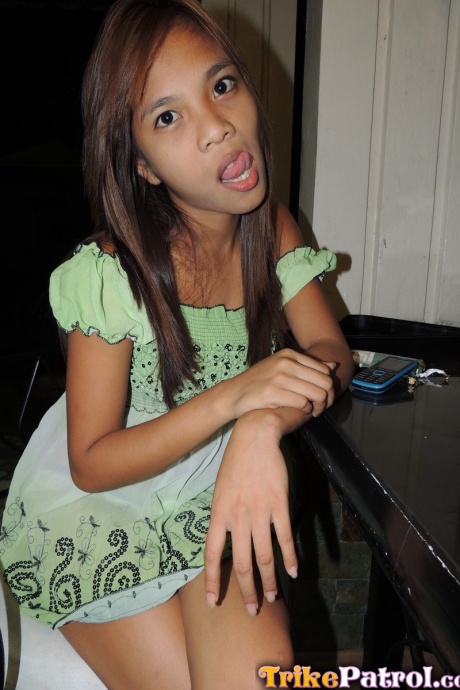 Миниатюрная азиатка-любительница с огромными сосками лижет твердый член и скачет верхом 2