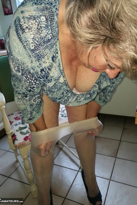 Возбужденная бабуля Каро засовывает банан в свою натуральную киску на кухонном стуле 14
