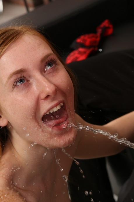 Молодая рыжеволосая Линда Свит играет в писающие игры и получает двойное проникновение в развратном сексе втроем 5