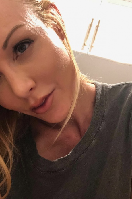 Горячая блондинка Кайден Кросс щеголяет длинными сосками, делая селфи во время мастурбации 3