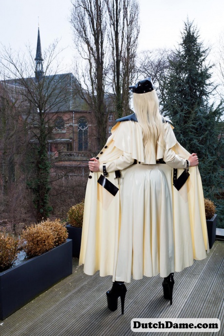 Горячая блондинка сверкает латексными подвязками, моделируя на открытом воздухе в резиновом наряде 15