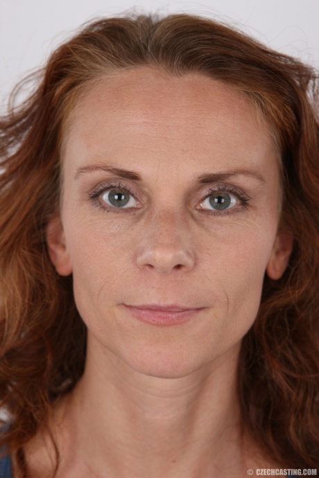 Рыжеволосая любительница Павла позирует в синих джинсах, прежде чем снять с себя всю одежду 1