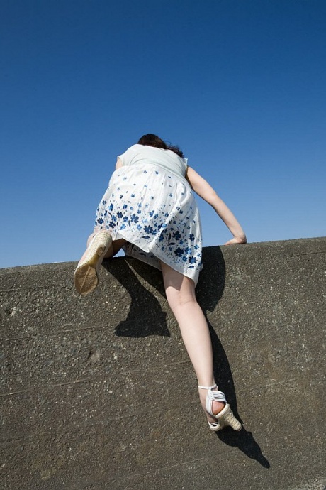 Молодая японская девушка Саки Кото обнажает свои сиськи и попку на пляже 6