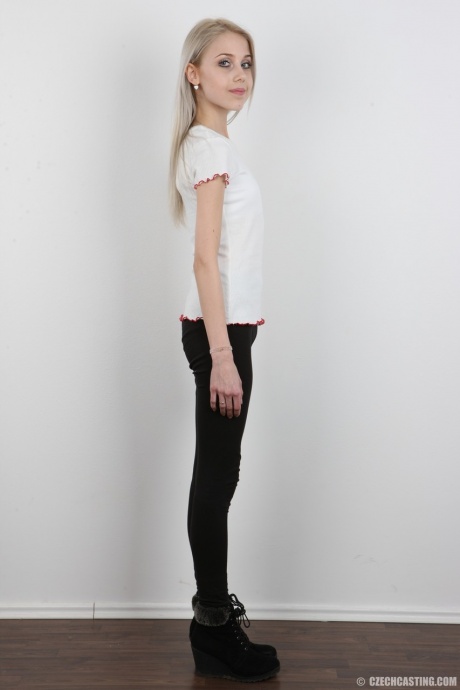 Худенькая 18-летняя девственница Наталья снимает с себя одежду, чтобы предстать обнаженной 3