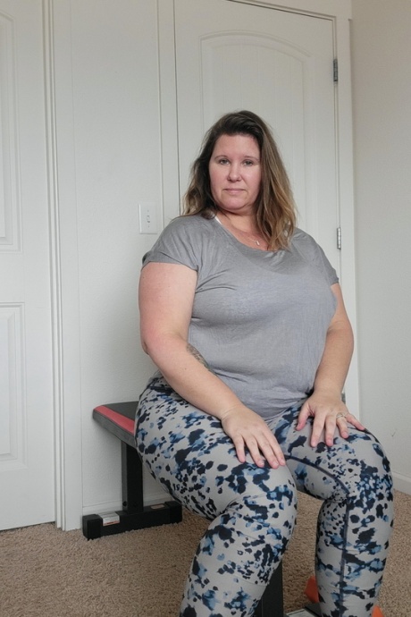 Тучная любительская грудастая Крис Энн раздевается догола во время тренировки дома 1