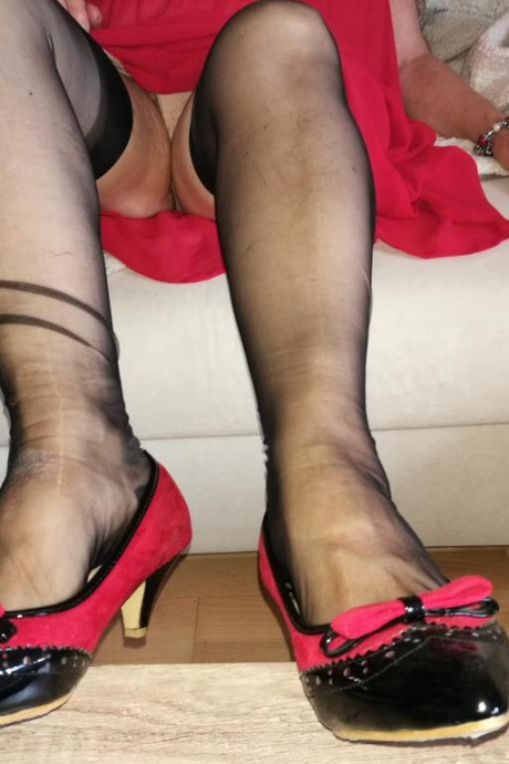 Непослушная бабуля обнажает свои сиськи, переодеваясь в нейлоновые чулки и туфли на каблуках 3