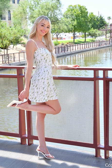 Симпатичная блондинка Сесилия скачет на дилдо в общественном месте 1