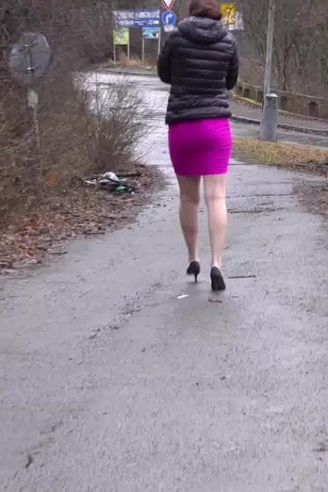 Коротко стриженная девушка Антония Сайнс писает на мокрую дорогу с задранным платьем 15