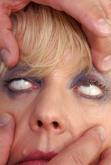 Зрелая блондинка наклоняется, чтобы набить себе задницу в кабинете гинеколога 6