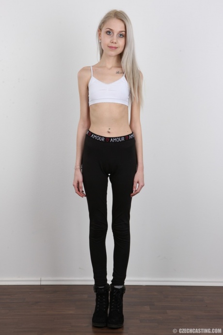 Худенькая 18-летняя девственница Наталья снимает с себя одежду, чтобы предстать обнаженной 4