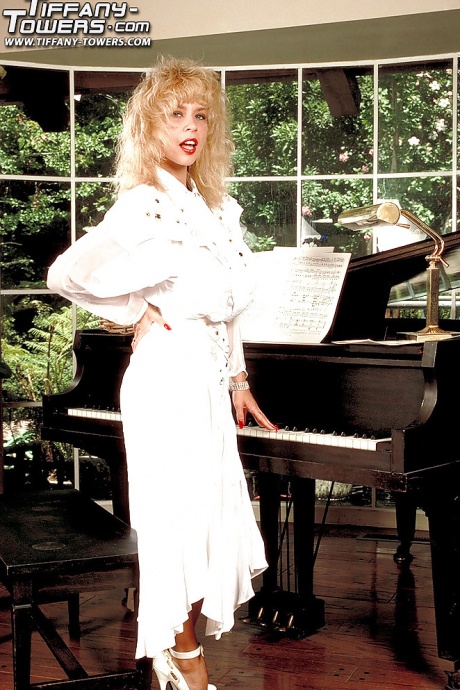 Белокурая красотка Тиффани Тауэрс выставляет напоказ массивные сиськи и красивую тугую попку 1