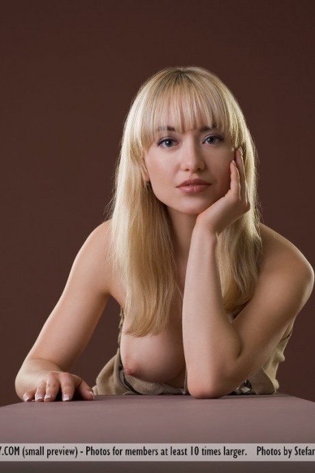 Большегрудая белокурая красотка Лия соблазнительно позирует обнаженной, демонстрируя идеальную грудь 1