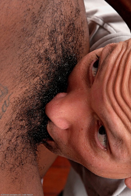 Негритянка любительница Джордан Любовник предлагает свою волосатую киску языку и члену 4