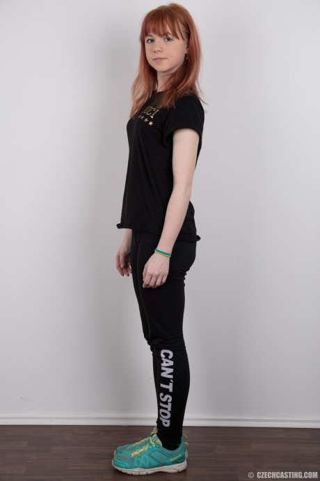 Симпатичная рыжеволосая любительница обнажает свою едва набухающую грудь, когда раздевается 3