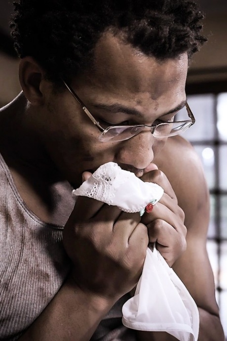 Молоденькая платиновая блондинка Хлоя Черри трахается со своим черным отчимом 1