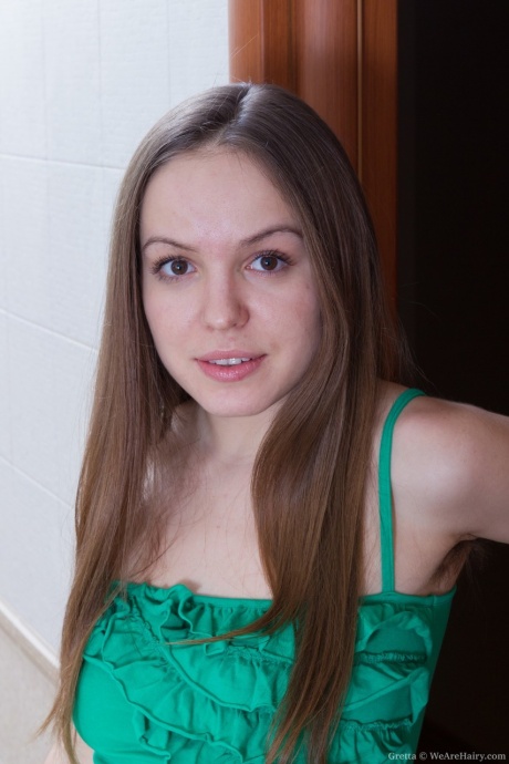 Полностью натуральная соло-девушка Гретта ублажает свою киску дилдо в ванной 1