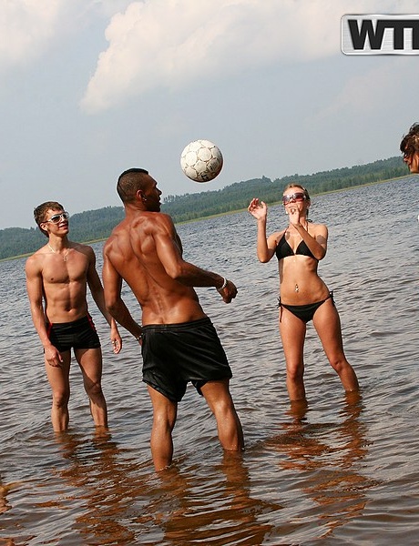 Студенты колледжа занимаются групповым сексом, проводя день у воды 3