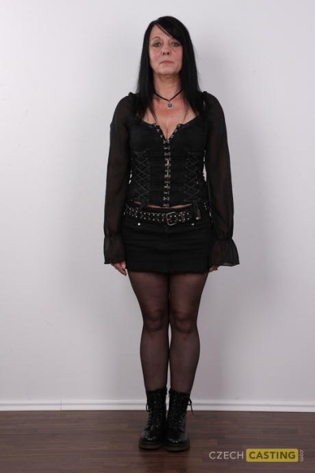 Пожилая брюнетка Ева снимает с себя одежду и ботинки, чтобы полностью раздеться 2