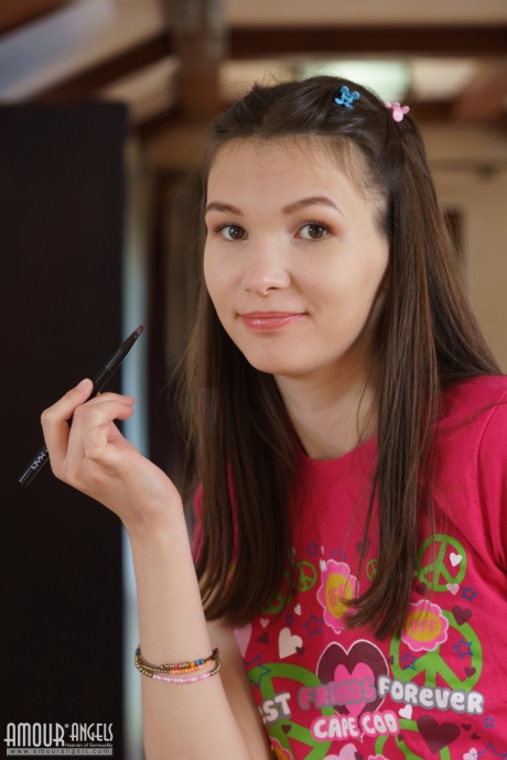 Молодо выглядящая девушка Ариэль делает макияж глаз, прежде чем полностью раздеться 2