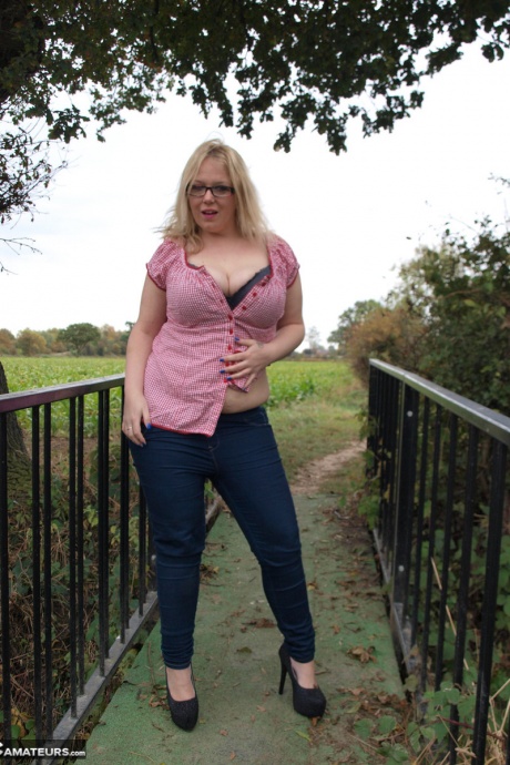 Любительская толстушки Синди Бюст обнажает свои большие сиськи и пизду на загородном мосту 4