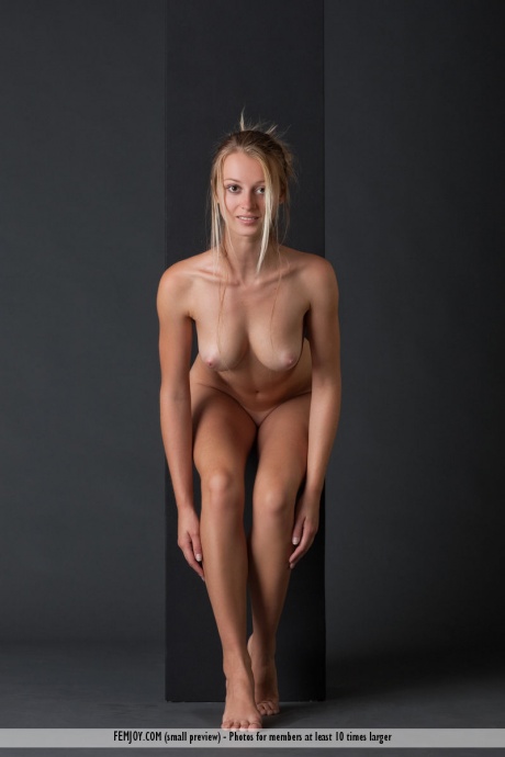 Блондинка-одиночка с упругими сиськами и голыми ножками щиплет себя за сосок в обнаженном виде 9