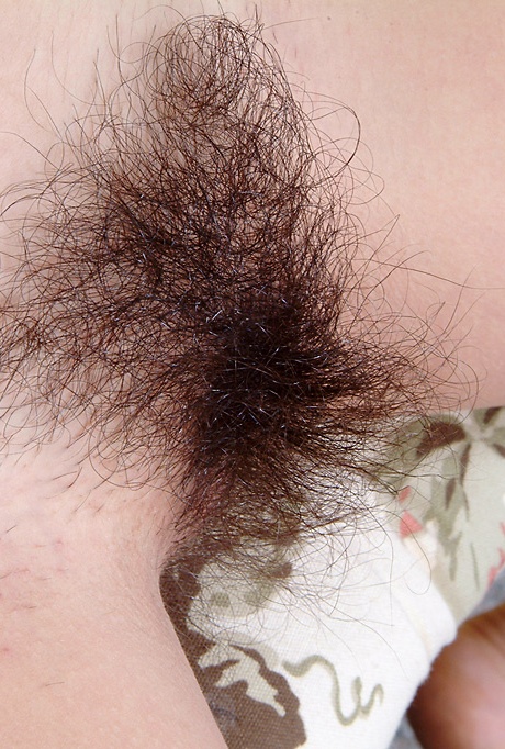 Сочные половые губки латиноамериканки Нэнси окружены ее густым волосатым кустом 6