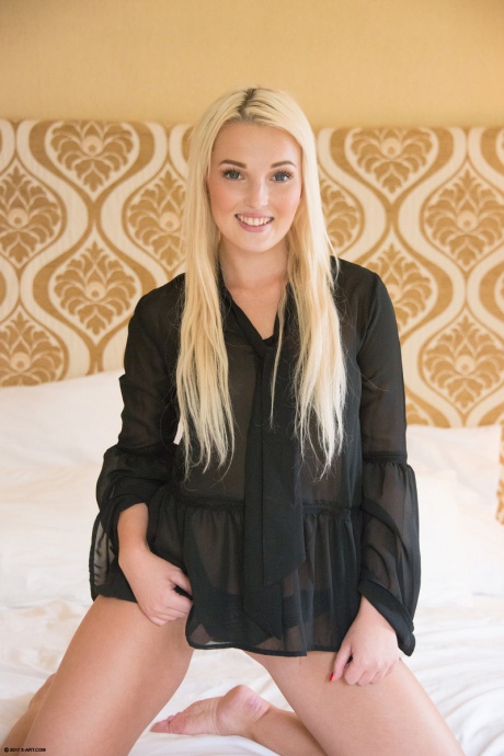 Красивая блондинка Ловита целует своего мужчину, прежде чем они приступают к интенсивному траху 2