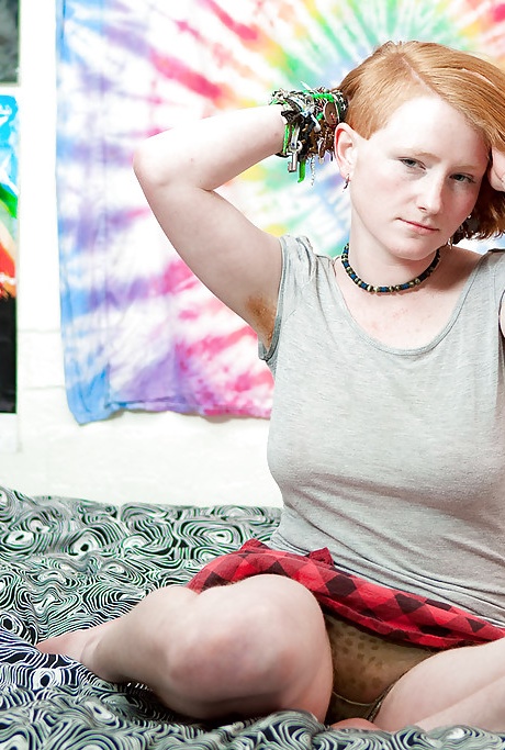 Рыжеволосая панк-цыпочка Айседора ласкает все натуральные сиськи и пальчиками волосатую пизду 4