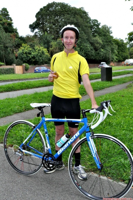 Старая шлюха в юбке с оборками наклоняется, чтобы получить глубокий анальный трах от молодого парня 2