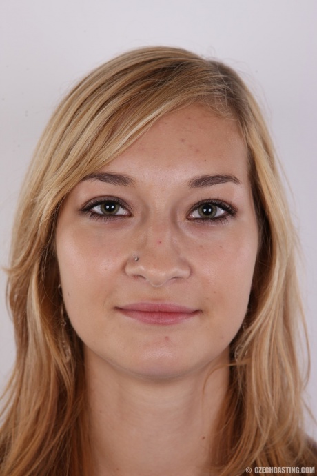 Неопытная Ива позирует полностью одетой, прежде чем показать свое обнаженное подростковое тело 1