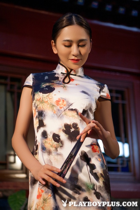 Брюнетка азиатка Ву Мукси снимает короткое платье, чтобы позировать голой с красивой попкой и сиськами 1