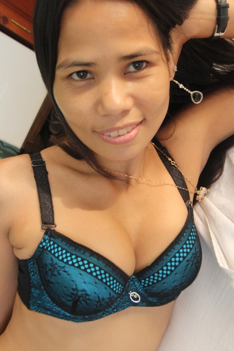 Азиатская любительница Энни сливает сперму со своего куста после траха от первого лица 3