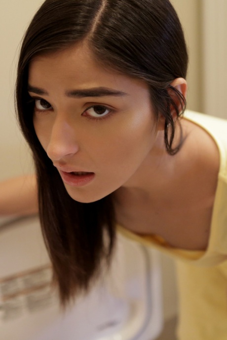 Стройная молоденькая Эмили Уиллис переодевается в штаны для йоги с открытой промежностью для секса со сводным братом 3