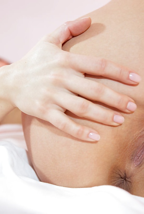 Любительская цыпочка в маске раздвигает красивую киску для домашних фото мастурбации 11