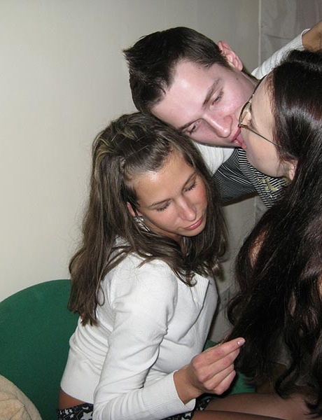 Студентки колледжа экспериментируют с сексом втроем с добровольным участником 3