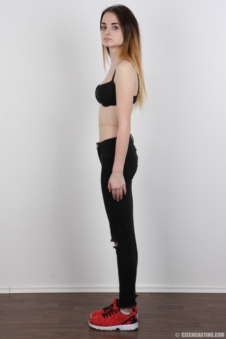 Маленькая сиськастая подражательница порнозвезды Доминика позирует обнаженной для своего интервью на кастинге 5