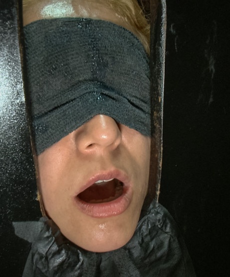 Миниатюрную блондинку принуждают к унизительным половым актам в общественном магазине 14