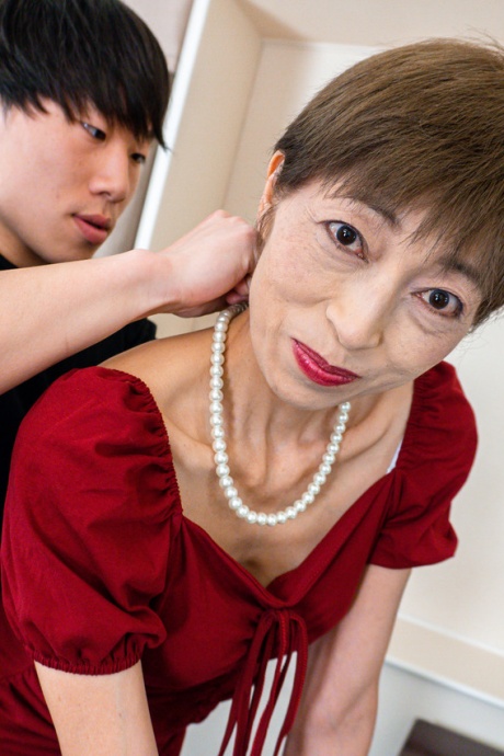 Зрелая азиатка вступает в половую связь со своим молодым азиатским любовником 2