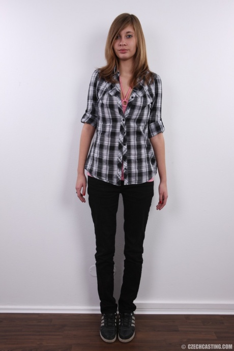 Симпатичная девушка снимает с себя всю одежду, чтобы показать свою попку крупным планом 2