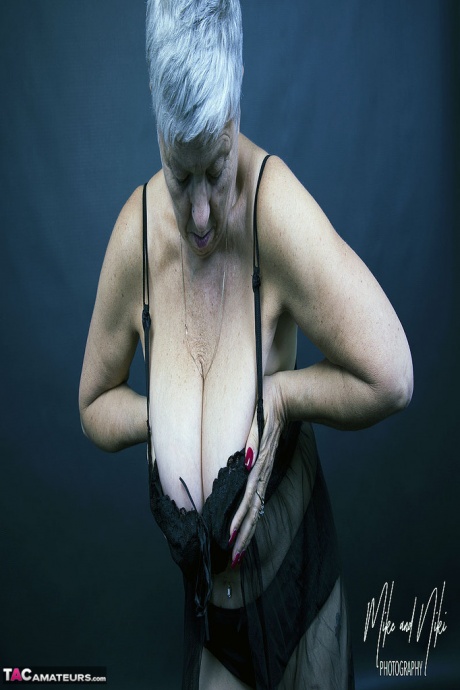 Толстая старуха Савана позирует не обнаженной в черном нижнем белье и прозрачных чулках 19