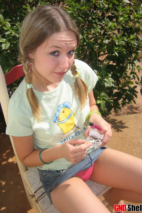 Молодая девушка курит сигарету, обнажая свои сиськи и киску 2