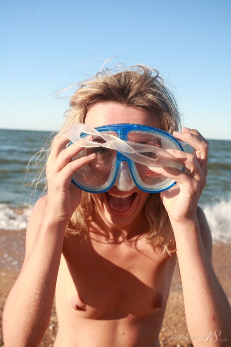 18-летняя блондинка Николь Ви позирует обнаженной на пляже в снаряжении для подводного плавания 6