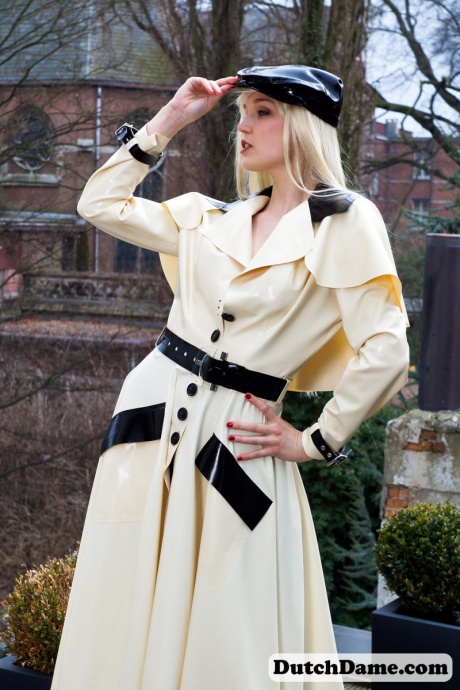 Горячая блондинка сверкает латексными подвязками, моделируя на открытом воздухе в резиновом наряде 2