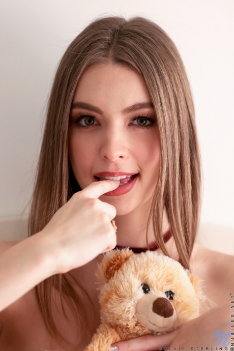 Разве тебе не хотелось бы просто вернуться домой к такой молодой и красивой студентке, как Сильви 5