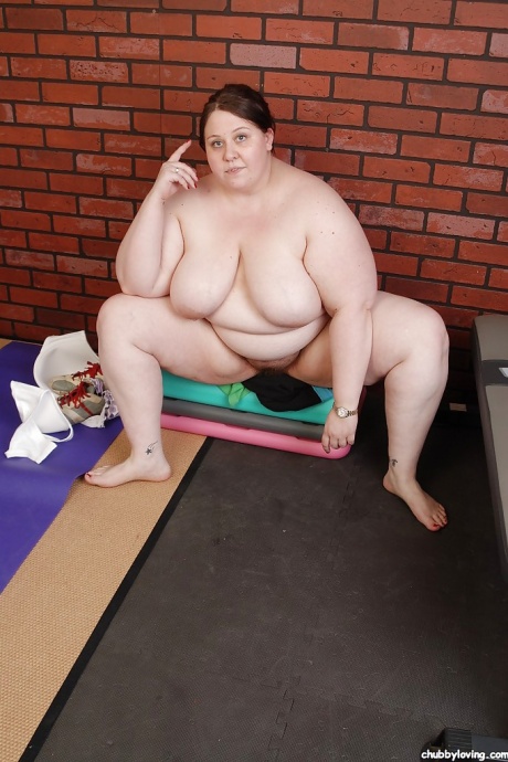 Жирная цыпочка Джеллибин снимает свое платье сразу после занятий йогой 12