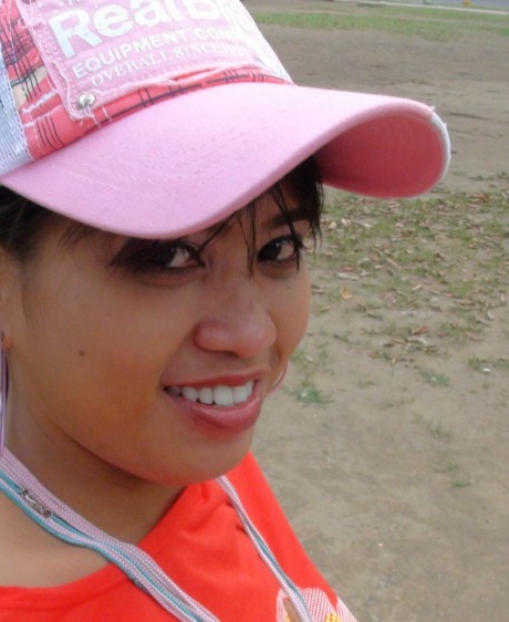 Азиатская любительница получает сперму в открытый рот после того, как отсосала член в бейсболке 2