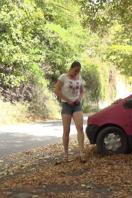 Валентина Росс мочится на чью-то подъездную дорожку во время прогулки 2